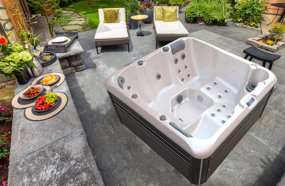Thang nước nóng ngoài Acrylic Whirlpool Bồn tắm massage với thác nước và ánh sáng đầy màu sắc