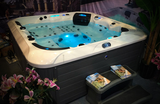 Bồn tắm xoáy nước ngoài trời tùy chỉnh cho 5 người Bồn tắm nước nóng đặt tự do với 33 vòi phun